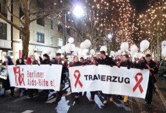 Welt-Aids-Tag:  Trauerzug und S-Bahn-Sonderzug